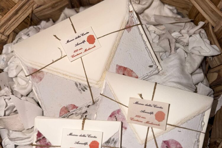 Set da 10 buste e 10 fogli in carta a mano di Amalfi con fiori veri.