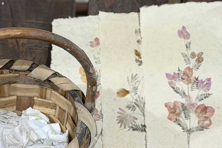 Foglio Artigianale con Petali di Fiori Naturali – Carta d’Amalfi